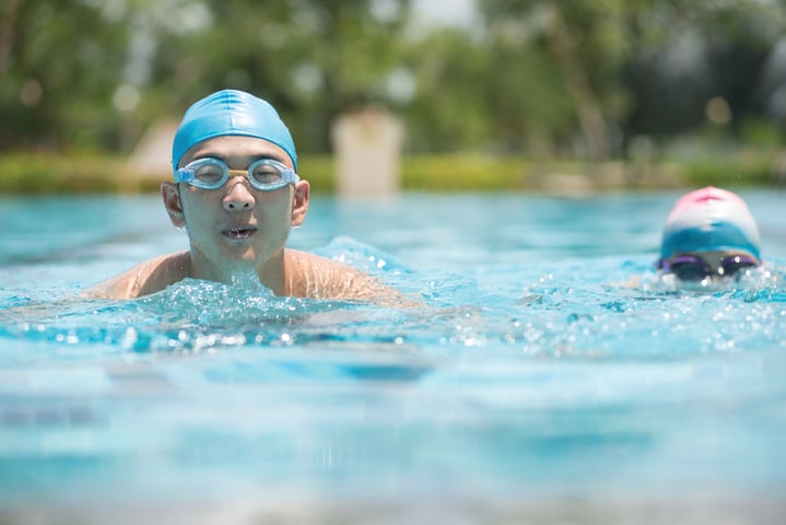 Fotolia_57092239_man swimming